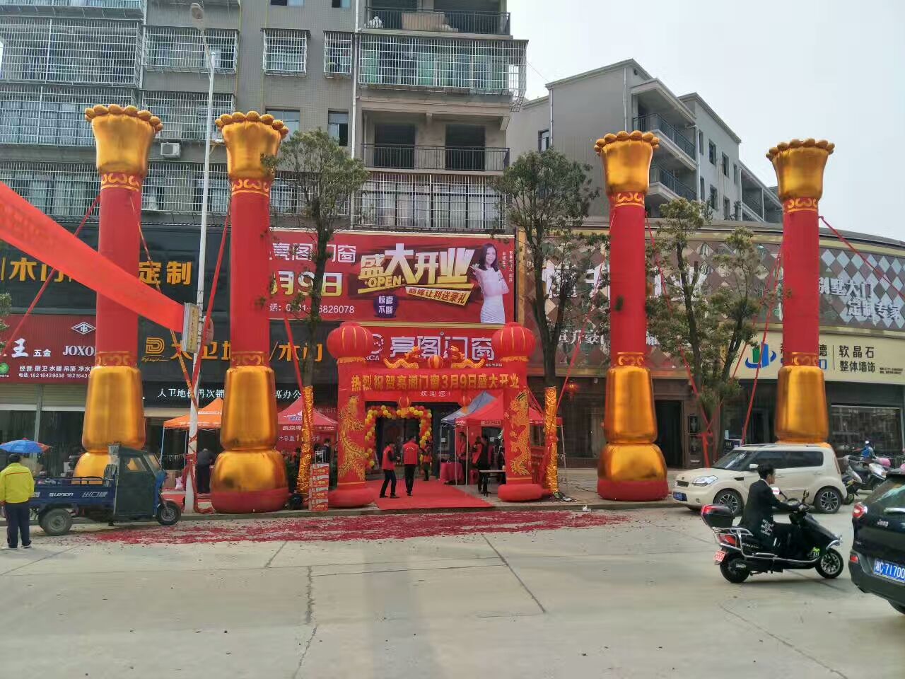 熱烈祝賀亮閣門窗湘鄉專賣店盛大開業，簽單刷爆現場！讓你三生三世不后悔！