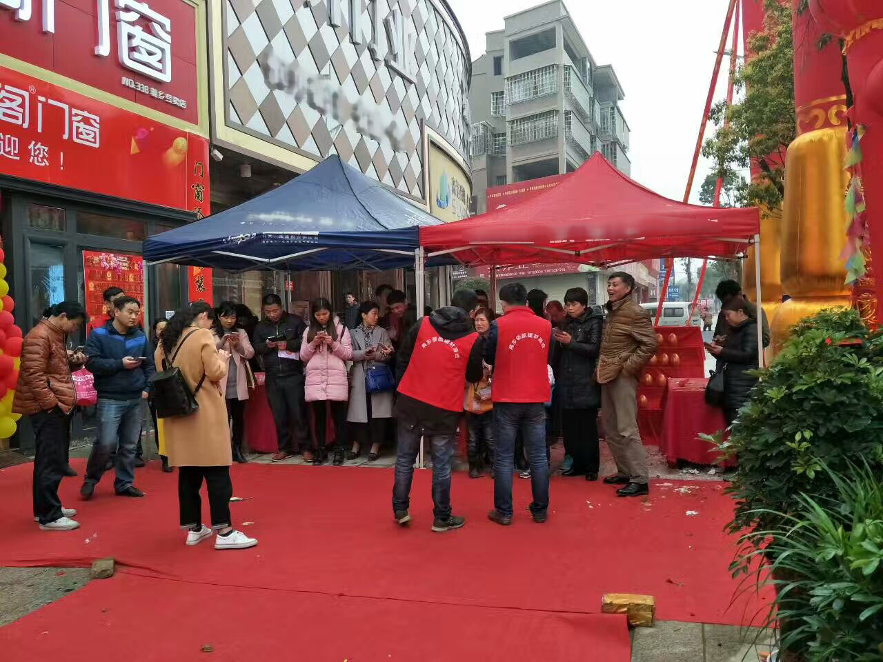 熱烈祝賀亮閣門窗湘鄉專賣店盛大開業，簽單刷爆現場！讓你三生三世不后悔！