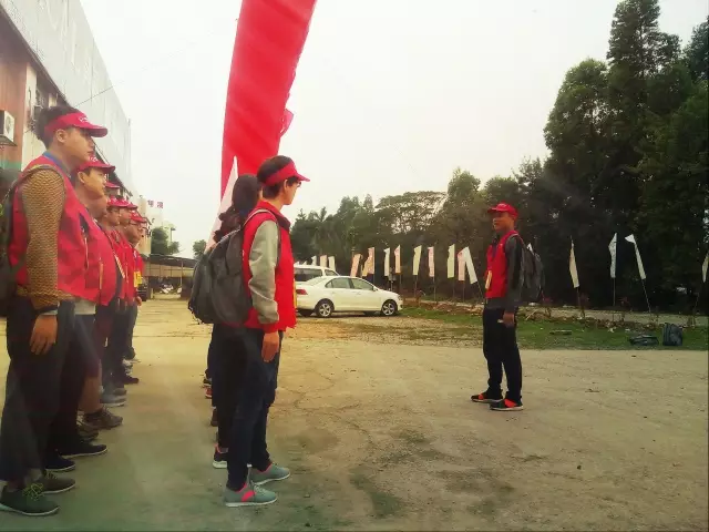 萬人同行，相競相伴；亮閣門窗，一路向前。