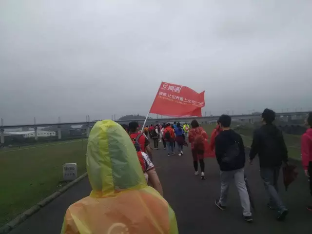 萬人同行，相競相伴；亮閣門窗，一路向前。