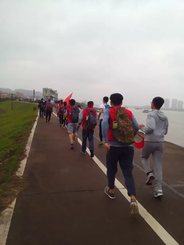 萬人同行，相競相伴；亮閣門窗，一路向前。