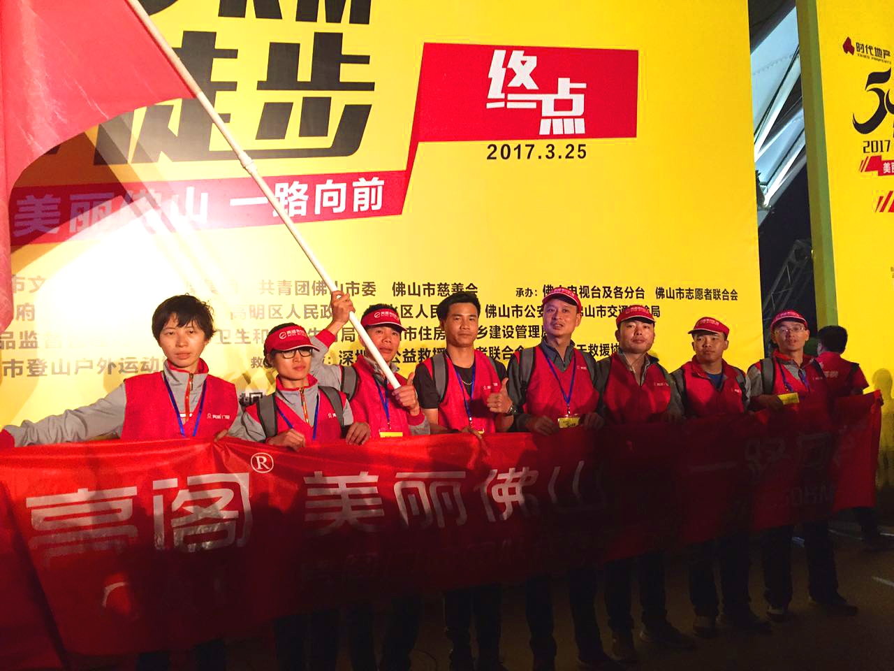 萬人同行，相競相伴；亮閣門窗，一路向前。