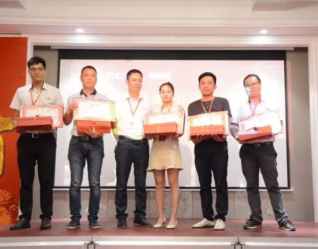 亮閣門窗7月6日超級(jí)俱樂部座談會(huì)，熱烈歡迎全國各地經(jīng)銷商家人們回家！