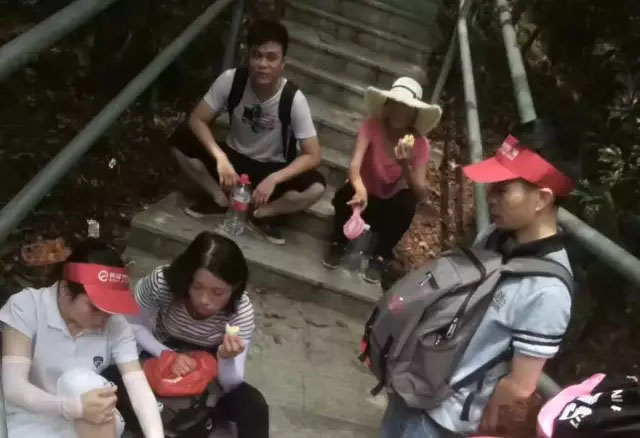 亮閣門窗|青春不朽，勇攀高峰；不登將軍亭，枉游北嶺山。