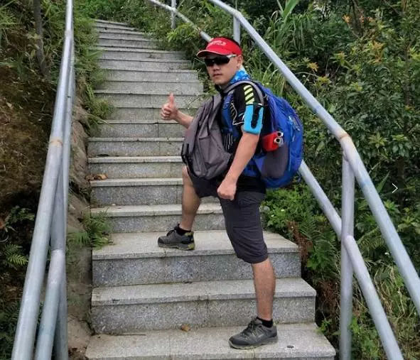亮閣門窗|青春不朽，勇攀高峰；不登將軍亭，枉游北嶺山。