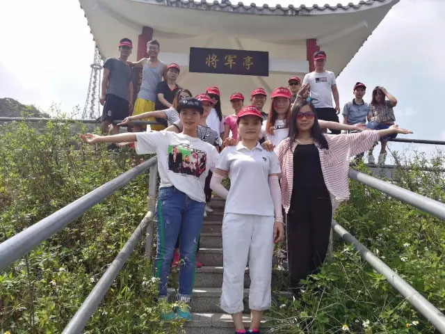亮閣門窗|青春不朽，勇攀高峰；不登將軍亭，枉游北嶺山。