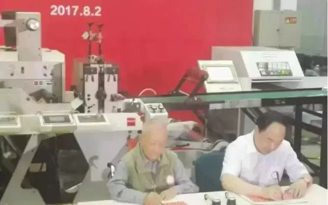 九十九歲的周令釗爺爺，再次執筆設計2018年生肖郵票！