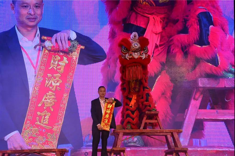 聚勢(shì)奮進(jìn)，共創(chuàng)新時(shí)代｜熱烈祝賀亮閣門窗2018財(cái)富峰會(huì)圓滿結(jié)束！
