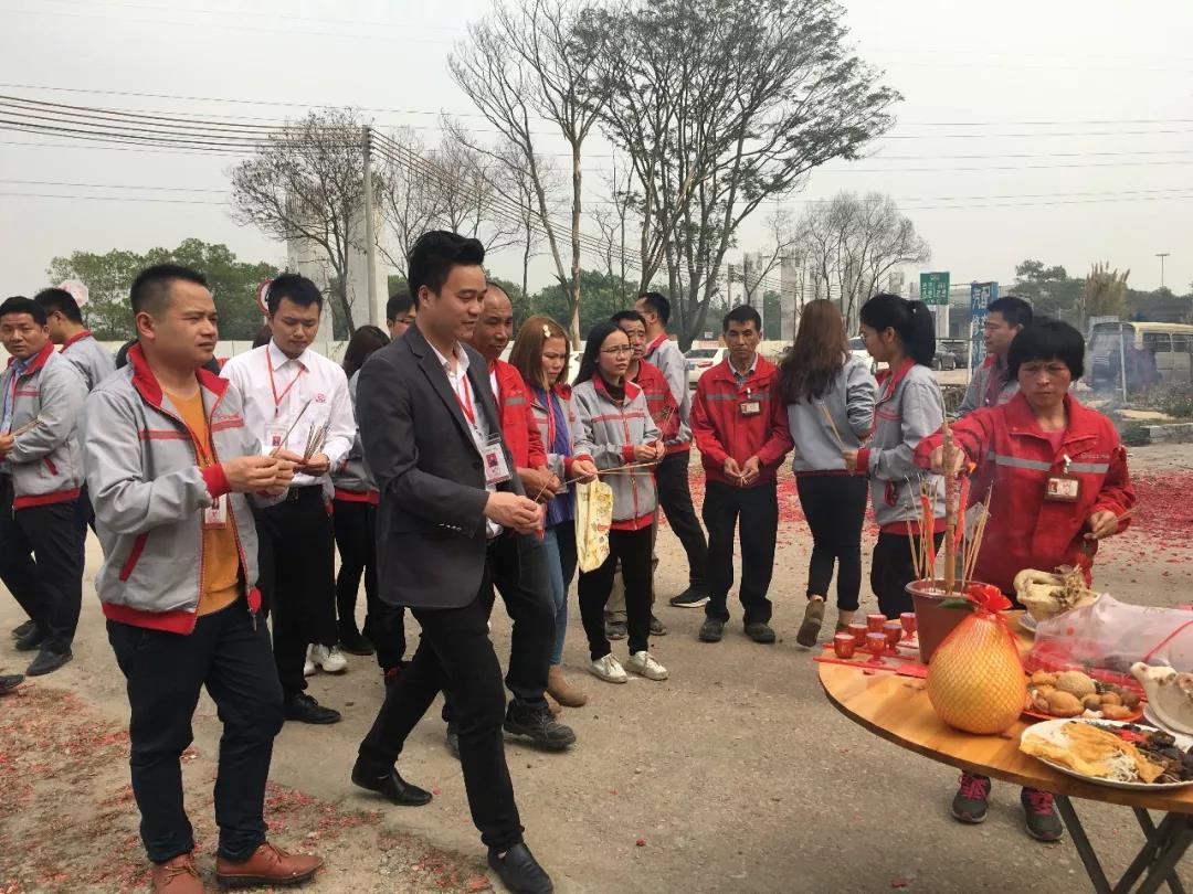 鞭炮聲聲賀新年！亮閣門窗祝大家開工大吉，財源廣進！